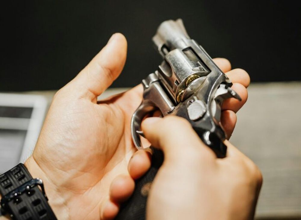 Un arma en mano de una persona. (pexels.com / Kaboompics.com)