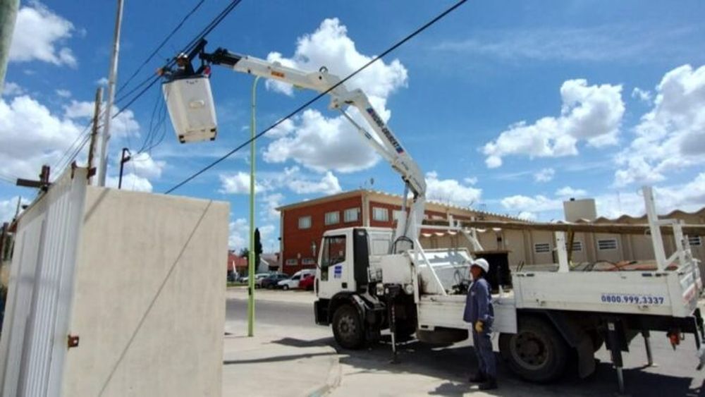 Intentaba hacer una conexión ilegal y murió electrocutado.