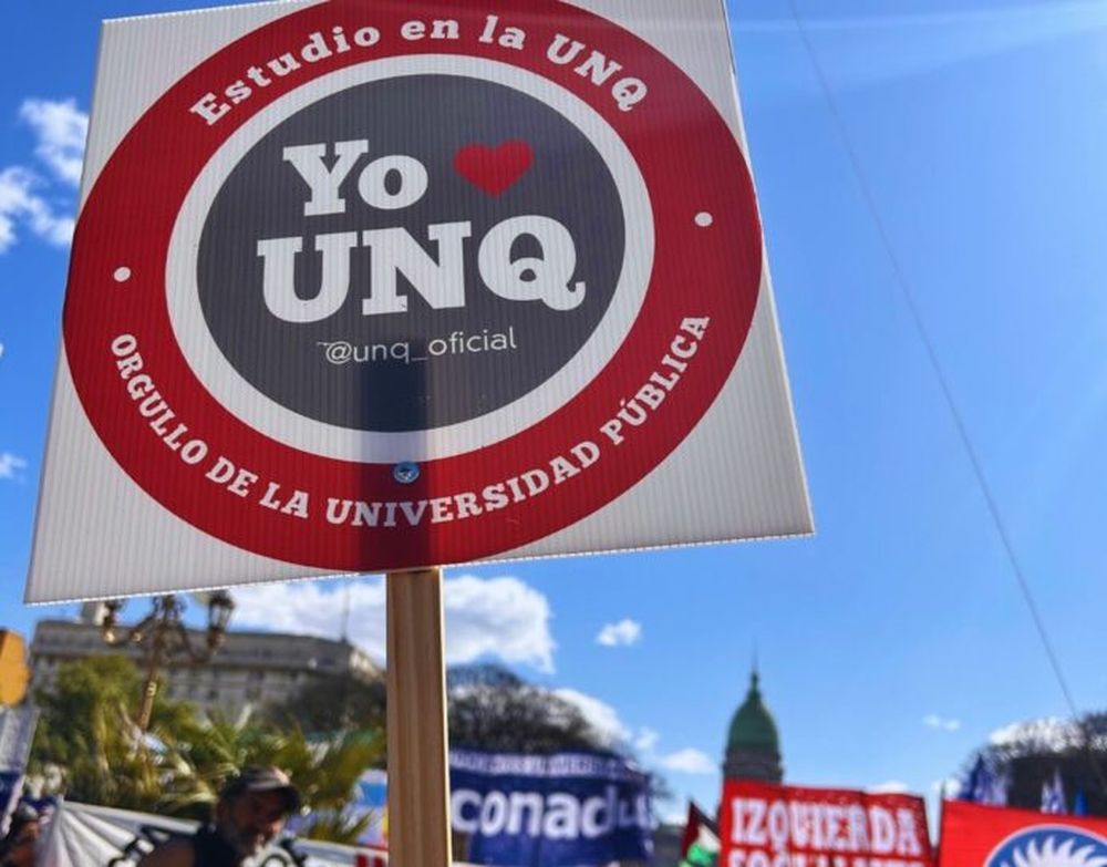 Un cartel de la Universidad de Quilmes.