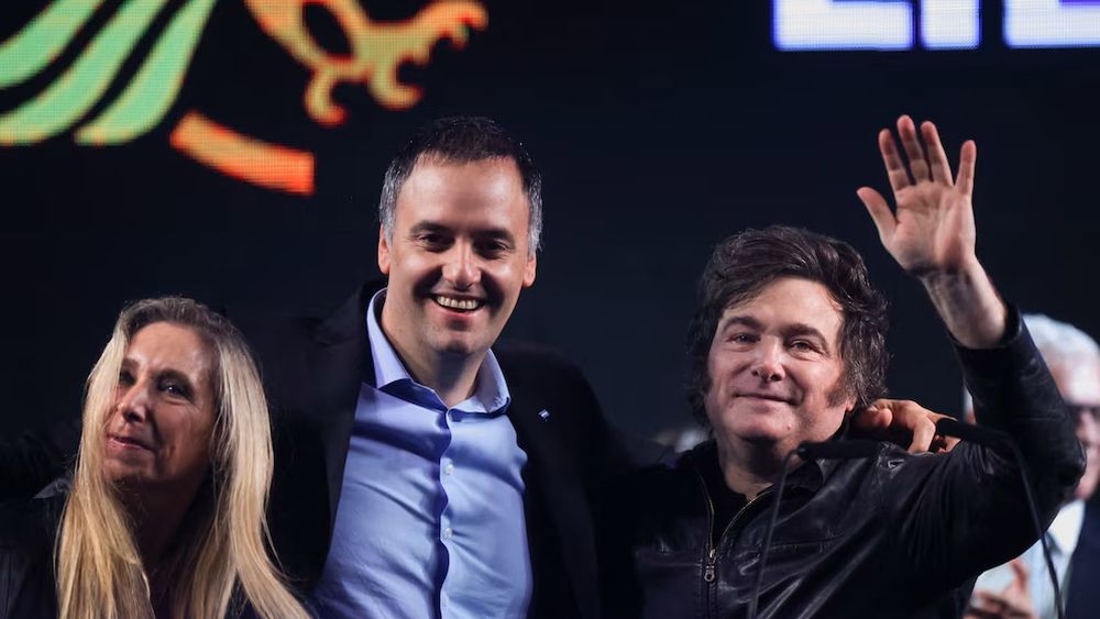 El presidente Javier Milei salió este jueves a respaldar públicamente a su jefe de Gabinete, Manuel Adorni, quien quedó en el centro de una fuerte polémica por haber viajado a New York junto a su esposa en el avión presidencial. El presidente Javier Milei salió este jueves a respaldar públicamente a su jefe de Gabinete, Manuel Adorni, quien quedó en el centro de una fuerte polémica por haber viajado a New York junto a su esposa en el avión presidencial.