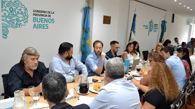 El ministro de Economía, Pablo López, en una reunión de paritarias con los gremios estatales.&nbsp;