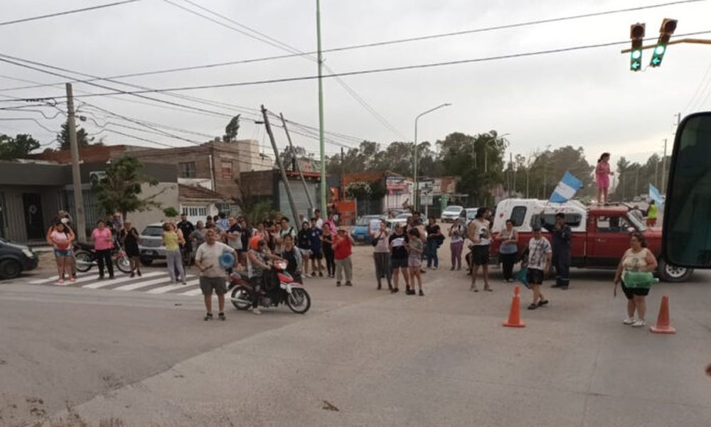Uno de los cortes en reclamo del regreso de la electricidad en Bahía Blanca. (La Brújula 24)