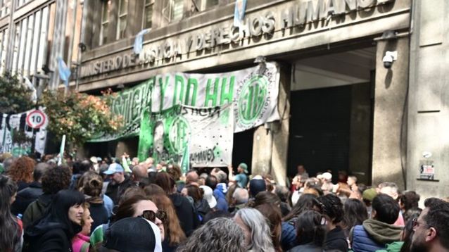 Una protesta de estatales por despidos del Gobierno.