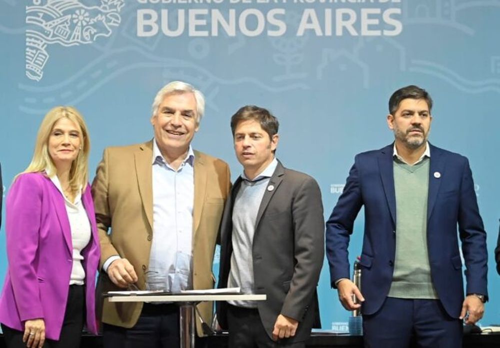 Gilberto Alegre junto a Axel Kicillof.