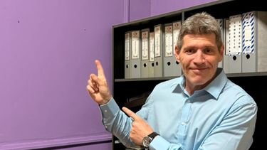 Guillermo Castello muestra las paredes relucientes del despacho pintado de violeta.