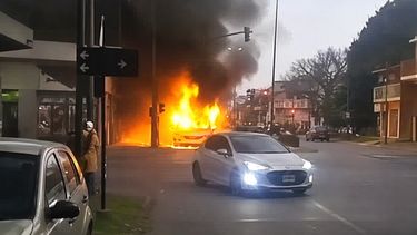 El colectivo quedó completamente destruido.