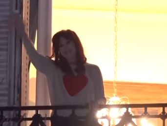 Cristina Fernández saludó desde el bancón segundos después de que se conocieran los resultados oficiales. Cristina Fernández saludó desde el bancón segundos después de que se conocieran los resultados oficiales.