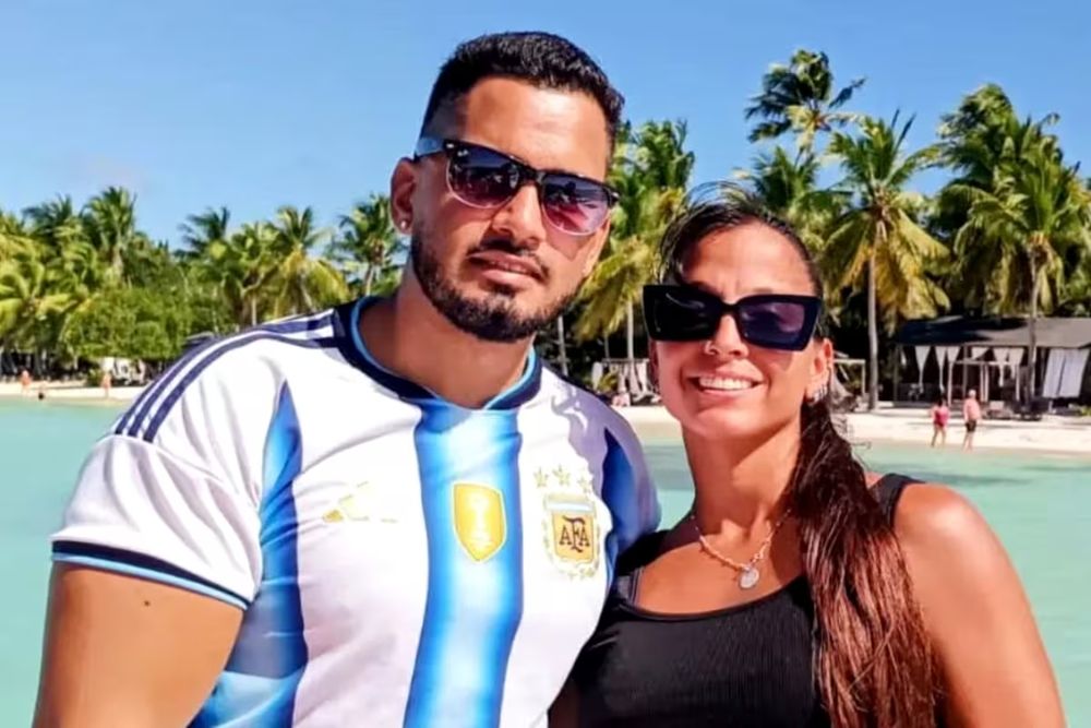 Robert Farías García, de Pergamino, junto a su pareja en Punta Cana.