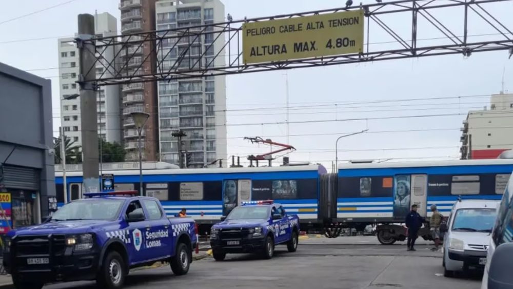 Una pareja murió arrollada por el tren en Lomas de Zamora. Una pareja murió arrollada por el tren en Lomas de Zamora.
