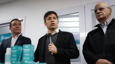 Axel Kicillof en Florencio Varela, junto al intendente Andrés Watson y al dirigente y candidato a diputado nacional, Jorge Taiana. (Gobernación)&nbsp;