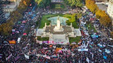 Multitudinaria movilización frente al Congreso Nacional contra el plan motosierra del Gobierno.