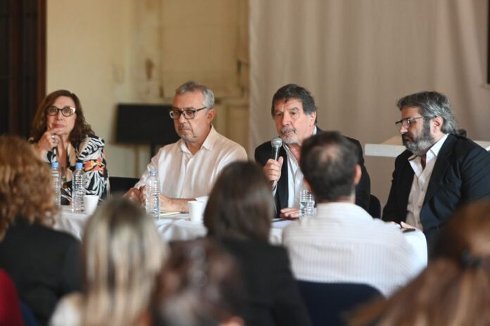 El Director General de Cultura y Educación bonaerense, Alberto Sileoni, presentó programas para mejorar la enseñanza en áreas clave en escuelas secundarias.