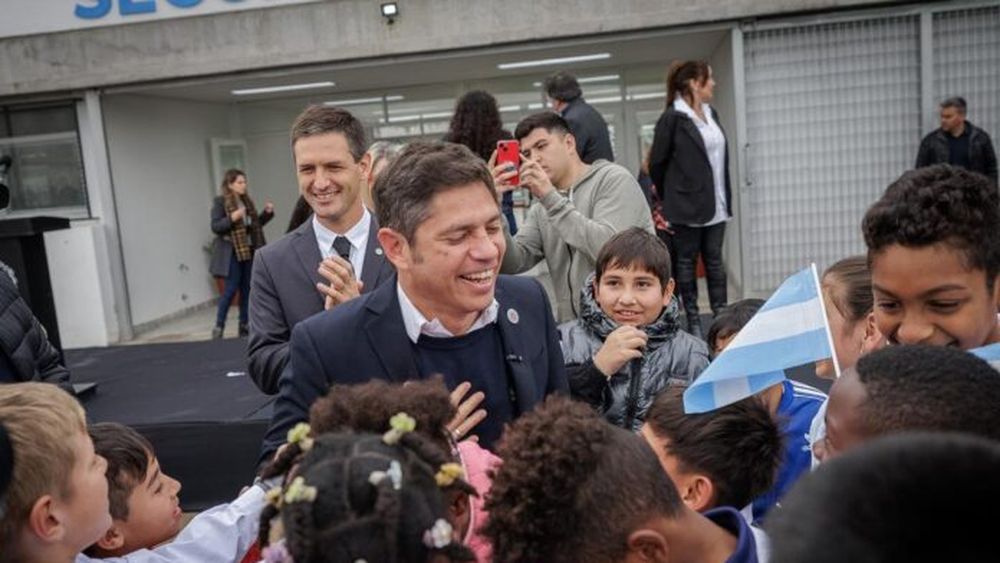 Axel Kicillof junto a alumnos en San Vicente.
