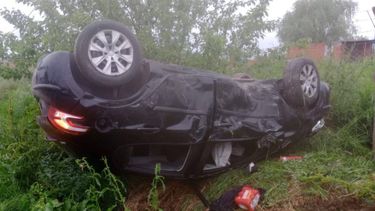 El vehículo accidentado en la localidad de Villa Elvira, partido de La Plata.