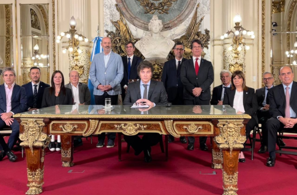 Javier Milei junto a su Gabinete, presentó el DNU que establece los lineamientos de desregulación del Estado.
