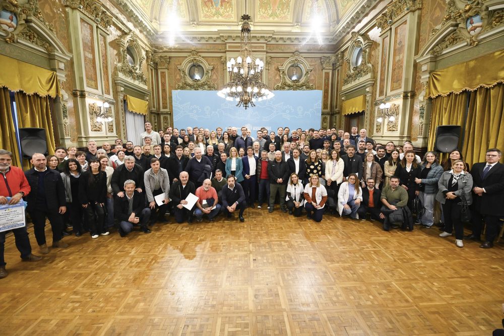 Kicillof con intendentes en el Salñon Dorado de la Gobernación.&nbsp;