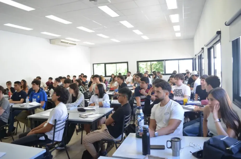 Una clase en una universidad pública.