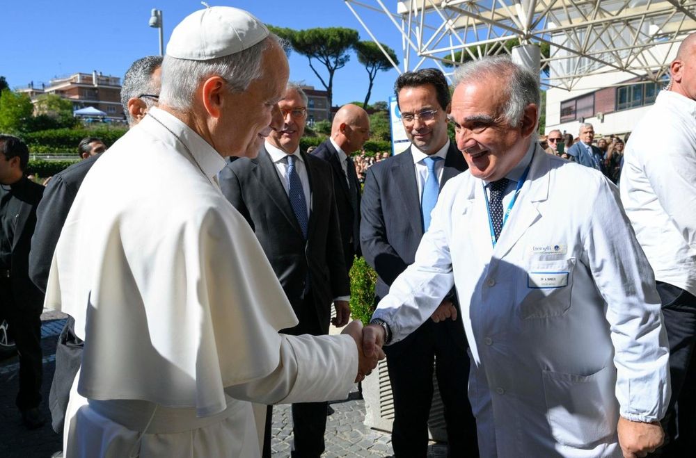León XIV al llegar al Hospital Gemelli, saludando a su médico.&nbsp;