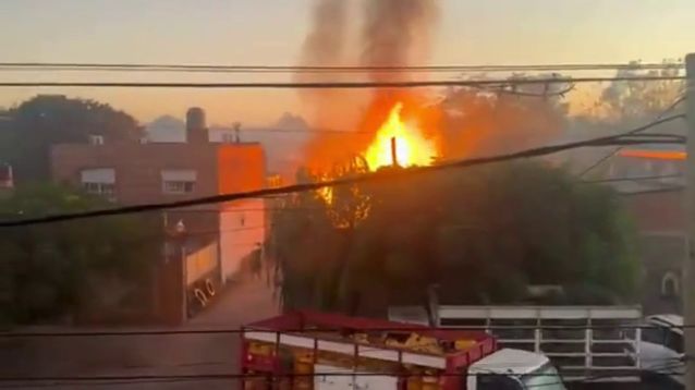 El incendio en el depósito en Mariano Acosta.