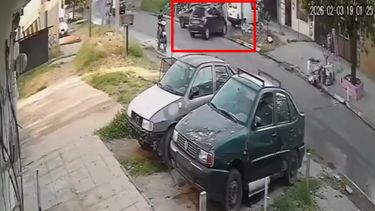 El momento exacto en el que el coche impacta contra la pareja. (Captura de video)&nbsp;