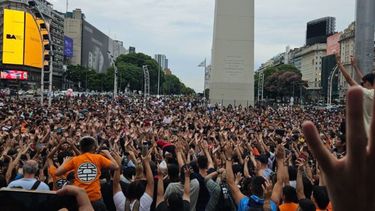 Genkidama masiva en el Obelisco porteño en homenaje al creador de Dragon Ball, Akira Toriyama, fallecido días atrás. (X/@ManoloSan1402)