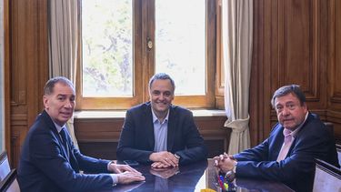 El gobernador de Río Negro, Alberto Weretilneck, junto a Diego Santilli y Manuel Adorni.