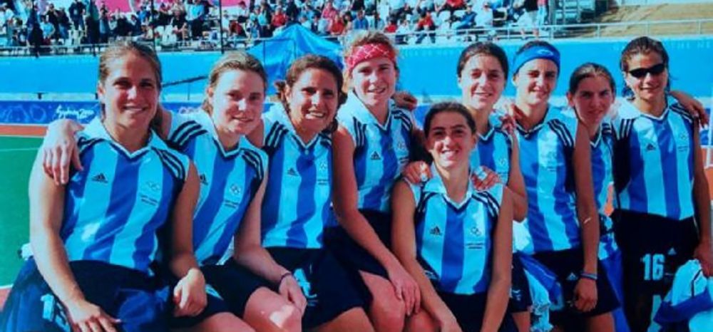 Laura Maiztegui (primera de la izquierda) junto a sus compañeras del seleccionado argentino de hockey sobre césped, en adelante Las Leonas.