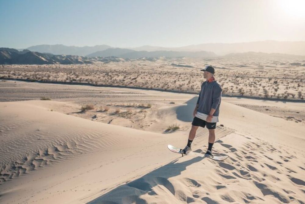 Un turista en una duna de Catamarca.