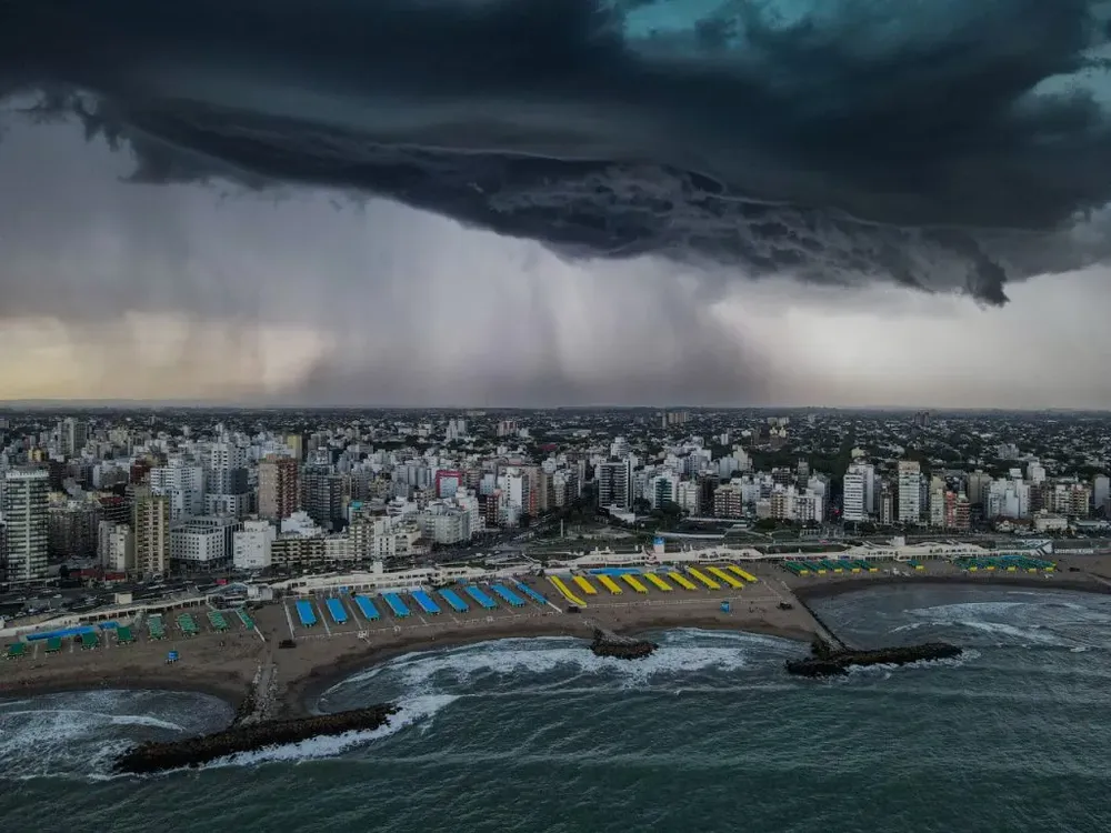 Los meteotsunamis generan cambios en el mar impulsados por otros fenómenos meteorológicos, como tormentas, viento o cambios en la presión atmosférica. 