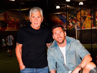 La foto de Jorge y Lionel Messi que encabeza el posteo del 10.