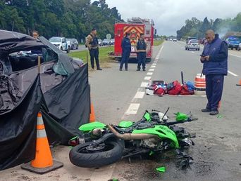 La moto y el auto que protagonizaron el siniestro en la ruta 2, en La Plata.