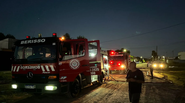 Los bomberos de Berisso, en plena tarea.&nbsp;