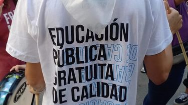 Alumnos y docentes universitarios salen a la calle en defensa de la educación pública.