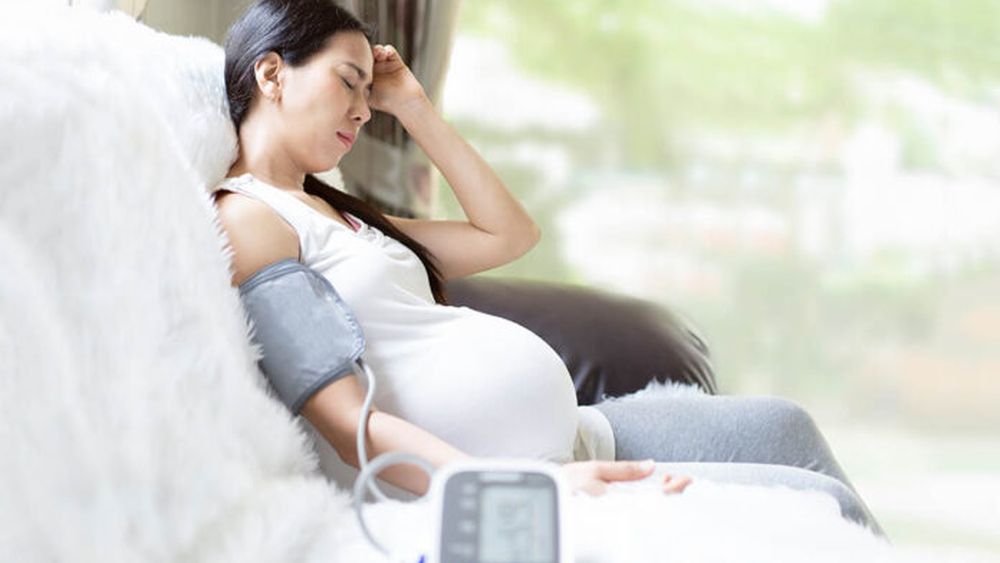 El dolor de cabeza es una de las alertas que indican un posible cuadro de preeclampsia.