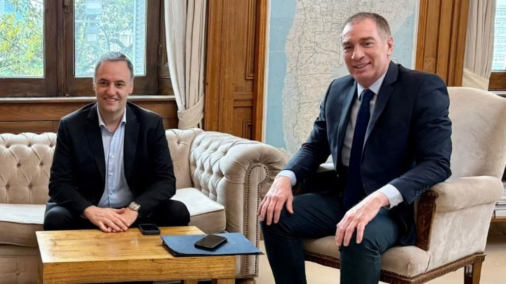 Manuel Adorni y Diego Santilli se repartirán funciones de la Secretaría de Deportes y Turismo.