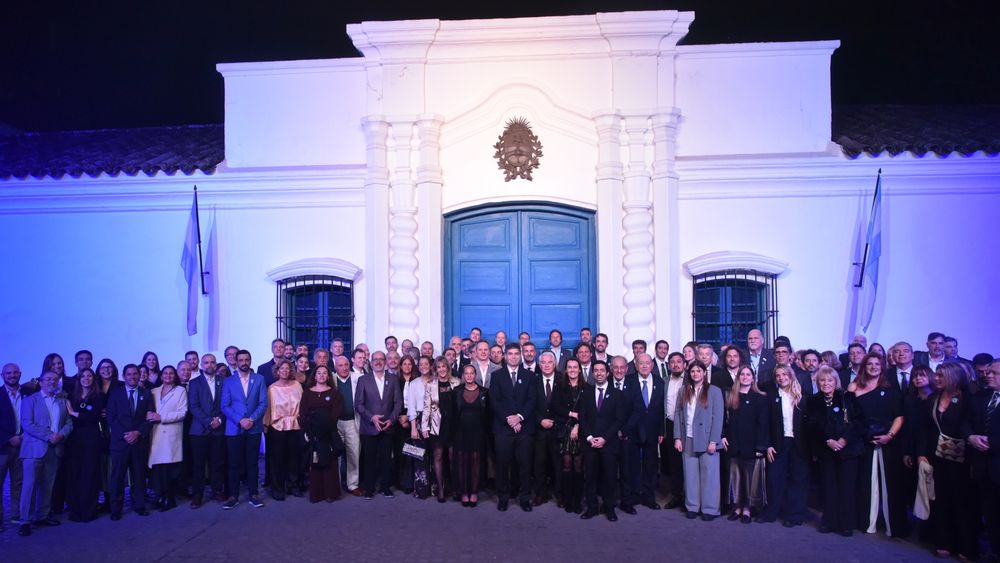 Todos los asambleístas de ADEPA delante de la Casa Histórica.
