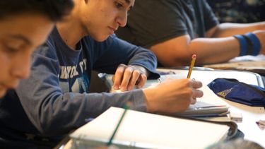 Alumnos haciendo una prueba en la escuela.