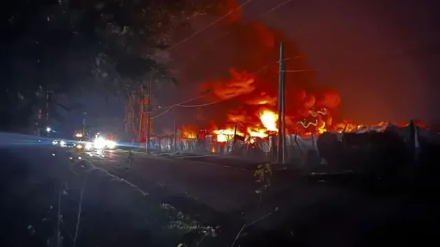 El incendio en la papelera platense. (Imagen TV)