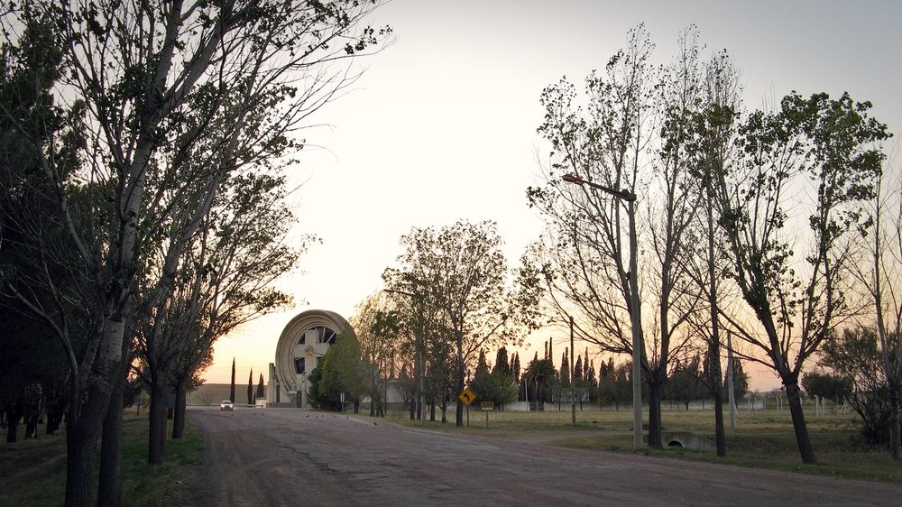 La entrada del cementerio de Saldungaray, obra del ingeniero Francisco Salamone.