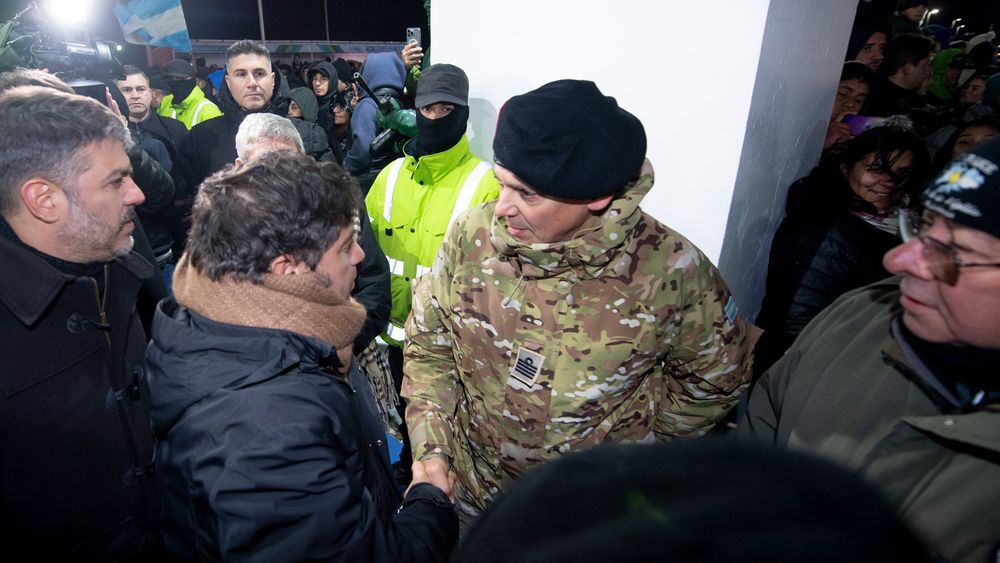 Axel Kicillof en Tierra del Fuego con ex combatientes de Malvinas.&nbsp;