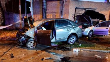 Los autos involucrados en el choque mortal quedaron destrozados. (Policía bonaerense)