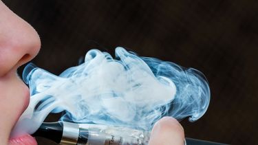 Especialistas advierten que el uso de vapeadores no es inocuo y que la mayoría de los líquidos contienen nicotina.&nbsp;