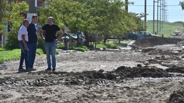 El intendente Federico Susbielles visita barrios devastados por la inundación del pasado 7 de marzo.
