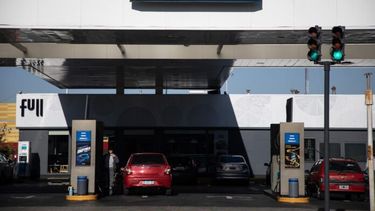 Vehículos son abastecidos de combustible en una estación de servicio de YPF. (Xinhua/Martín Zabala)