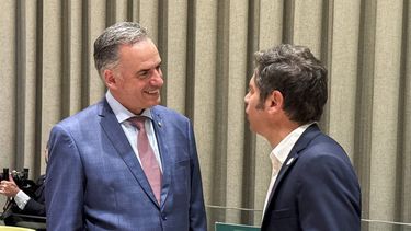Kicillof con Yamandú Orsi.&nbsp;