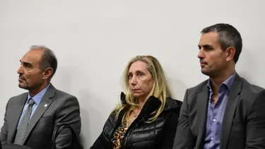 Diarios Bonaerenses | Karina Milei, rodeada de los Menem, en los tribunales de La Plata. (0221.com.ar)