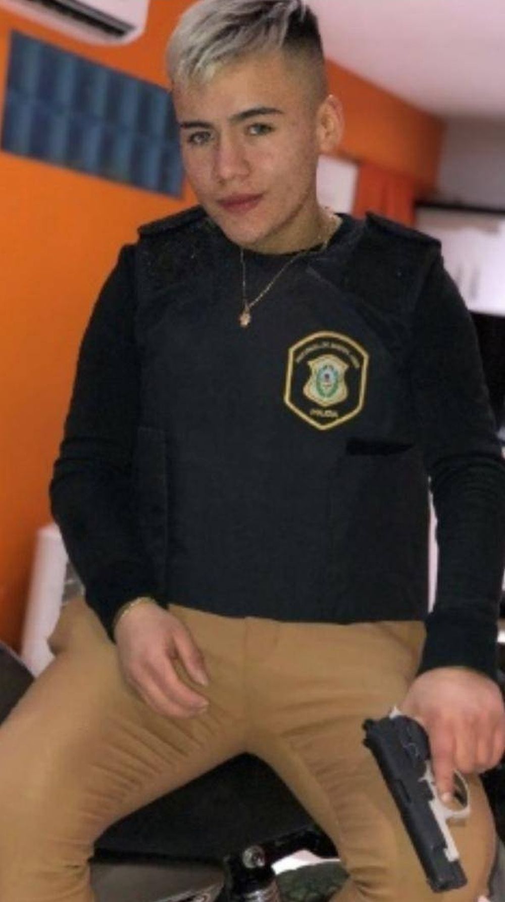 Daniel Silva Beroiza hace seis años, cuando tenía 19. Le gustaba fotografiarse con armas y, en este caso, con un chaleco de la Policía.