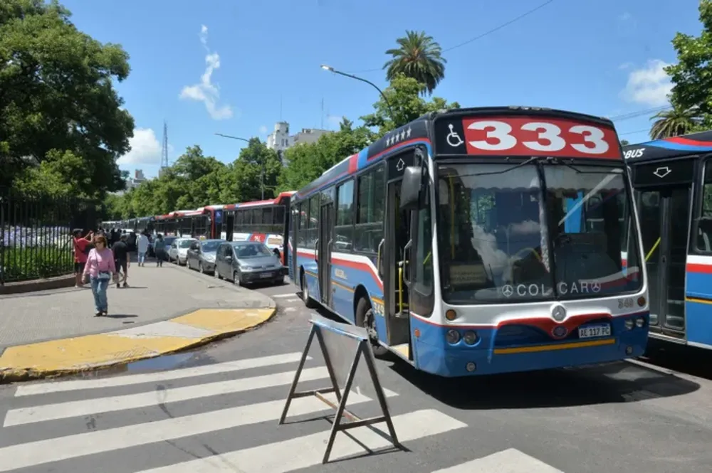 La protesta frente a Gobernación involucró a más de cien micros. (0221)