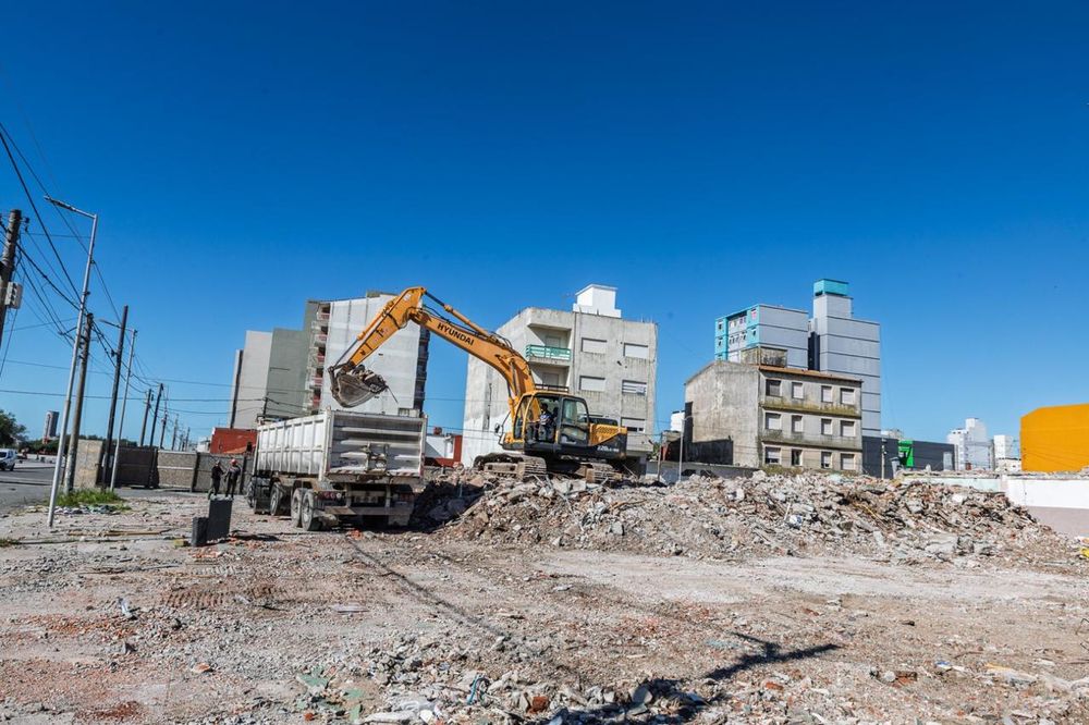 La demolición se concretó en la esquina de Avenida Costanera y calle 38 de Santa Teresita.