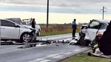Los dos vehículos que protagonizaron el choque en la ruta 88. (Ecos Diarios)